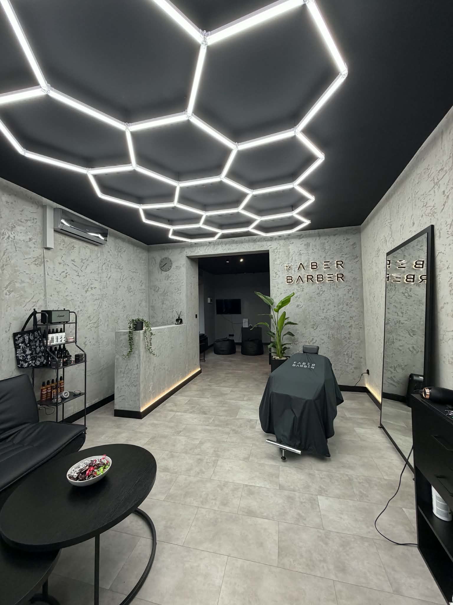 Wnętrze salonu FABER BARBER — strefa wypoczynku i fotel